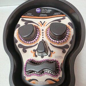 3 Wilton Halloween cake pans